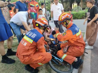 玫瑰城小区：小男孩骑车腿卡钢圈，物业与消防合力救援