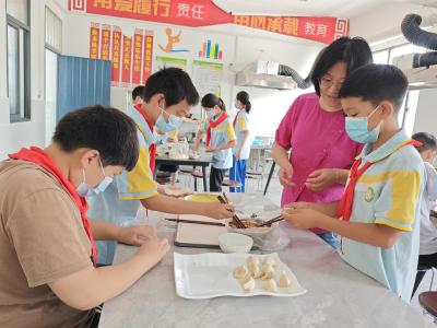巧手包饺润劳育 课程递进育新人