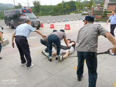 反恐防暴进校园 安全防护促平安