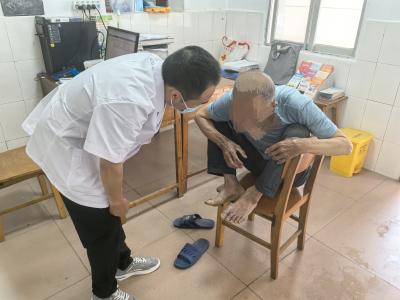 坐诊进乡村 服务零距离