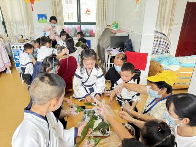 粽香童趣庆双节 萌娃欢乐过“六一”