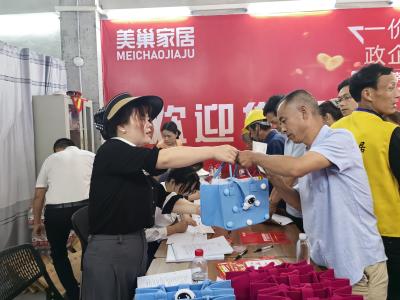 新桥边村一期安置小区首批村民喜领新房钥匙