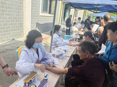 龙泉镇：家医护航暖万家 一老一小同关爱