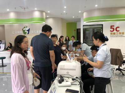 绿洲社区：便民服务进社区  家门更换社保卡