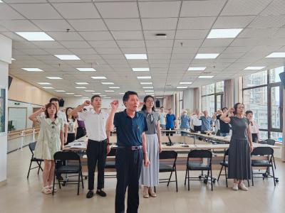 银发初心映党徽 誓言传承铸忠魂