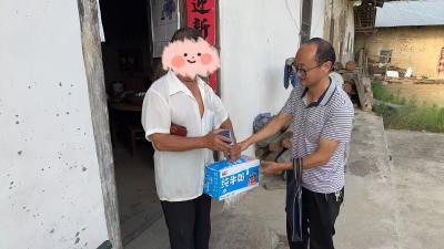 黄花镇开展“爱心送温暖”活动
