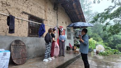 天马村干部冒雨排查险情 紧急转移守护平安