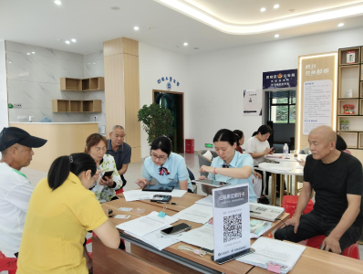 便民服务零距离 进村换发社保卡