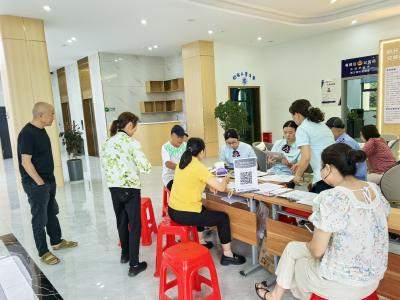 夷陵邮政携手社区开展三代社保卡更换便民服务