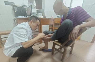 进村坐诊显温情 健康服务送到家