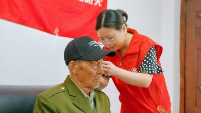 听时代暖意！夷陵老兵重获清晰“声”活