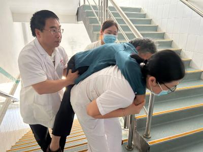 医护接力，在患者就医路上架起“爱心桥”