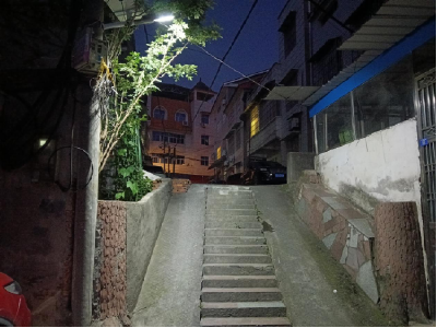 安装路灯护安全，宣传月里暖人心