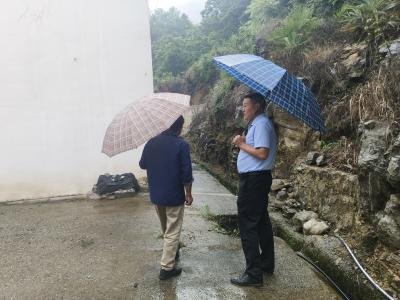 全面排查地灾隐患 筑牢汛期安全防线