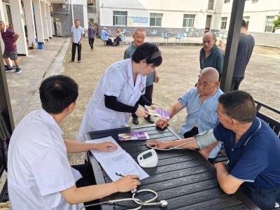 银龄健康有保障 关怀服务暖人心