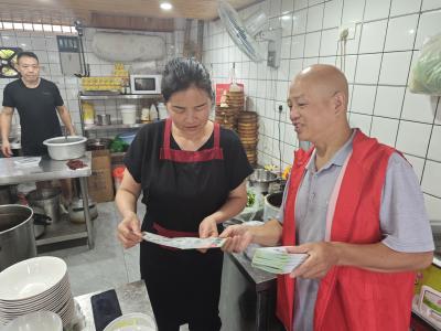 垃圾分类进商户 广泛宣传促环保
