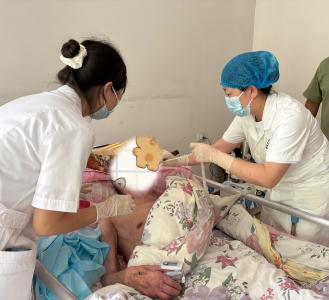 优质护理进家庭 诚心服务暖人心
