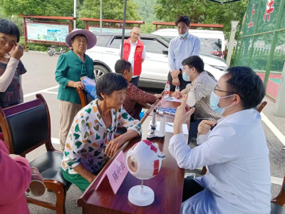 赠书传智启新篇 义诊惠民护健康