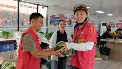 夷陵区委社会工作部：酷暑送清凉 关爱沁人心