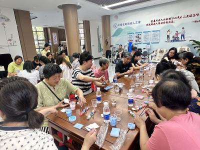 指尖绽放希望 点亮七彩生活