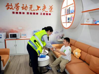 宜昌北收费站：化身“临时妈妈”  细心照顾“熊孩子”