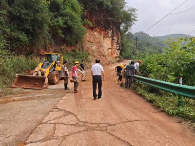 雨后道路清理 确保居民安全出行