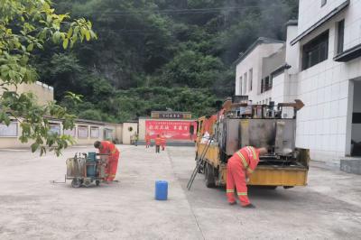 精准施划停车线 绘就文明新画卷