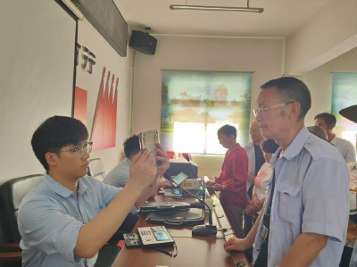 下堡坪乡：上门办卡解民忧 温情服务进村庄