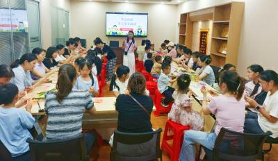 指尖绕出幸福花 邻里共绘温暖情