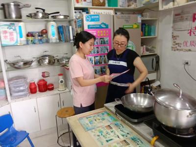 东湖社区开展“人人讲安全 个个会应急”宣传活动