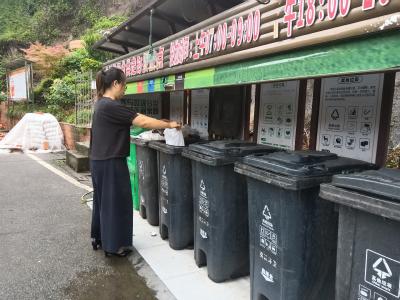 桶边督导不松懈 垃圾分类入人心