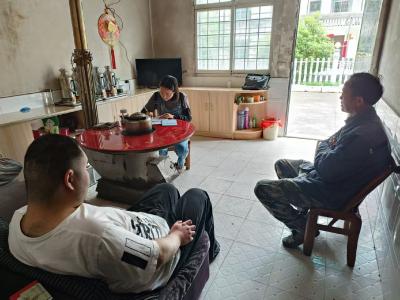 桃坪河村开展低保、特困家境核查