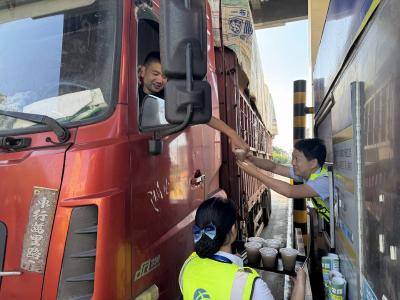 夷陵区鸦鹊岭镇：酷暑送清凉 服务不停歇