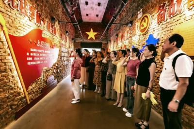 夷陵区老年大学开展学年总结和庆“七一”活动