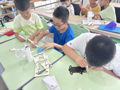 拼装阳光小车 点亮科学火花