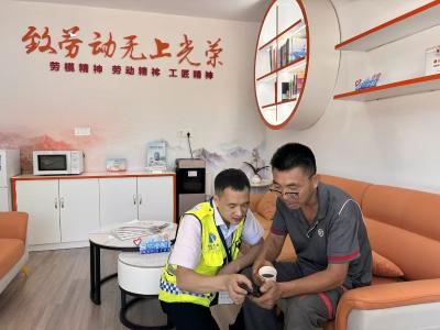暑热灼人，“爱路-AiLu”志愿者用服务为司乘“降温”