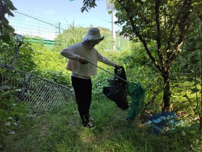 冯家湾社区开展高速巡查 守护交通生态环境