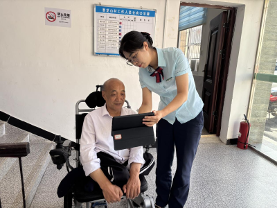 邮政银行上门办卡 情暖乡村特殊群体