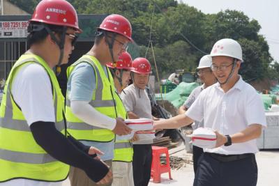 经发控股集团赴重点项目送清凉