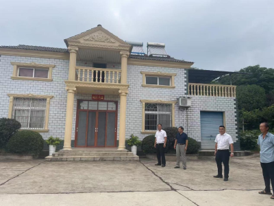 鸦鹊岭镇：党员带头评环境 乡村聚力焕新颜