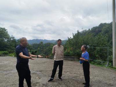 樟村坪镇桃坪河村：雨天巡查排隐患  真情实意暖人心