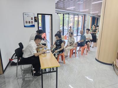 服务进社区 换卡零跑腿