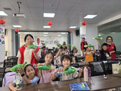 托管班里做“龙舟” 童心巧手继传承