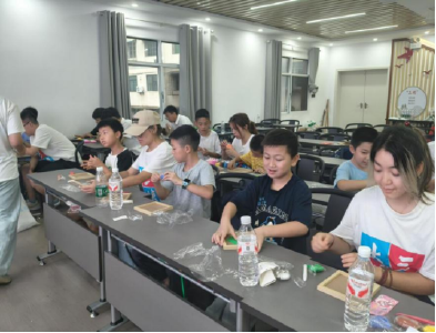 东湖社区：暑假课堂创意橡皮泥乐趣多