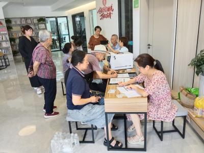 便捷服务零距离：港虹社区携手邮政银行办理第三代社保卡