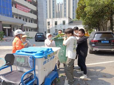 烈日下的“美颜”行动：众人携手擦亮社区家园