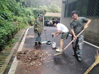 党群携手清路障 共筑社区安全线