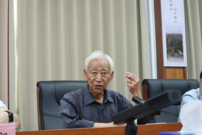 鞠躬致敬传承者 资环学子泪洒座谈现场