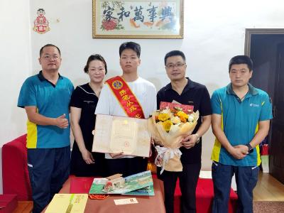 夷陵学子高分携笔从戎 邮政使命必达送喜报