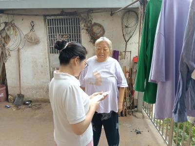社区网格员服务上门 化解老人认证难题